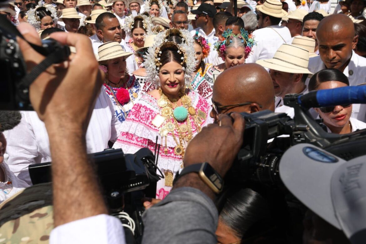La primera dama, Maricel Cohen de Mulino en el desfile de las mil polleras. Alexander Arosemena