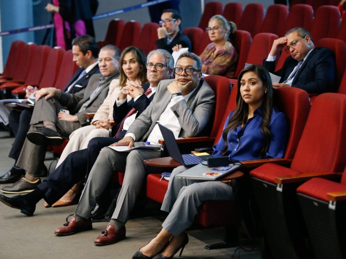Director de la CSS, Dino Mon y el ministro de Salud, Fernando Boyd Galindo, participaron en la Comisión de Trabajo, Salud y Desarrollo Social donde se debate el proyecto Ley 163 que busca reformar la Ley Orgánica de la Caja de Seguro Social (CSS). Foto: Isaac Ortega
