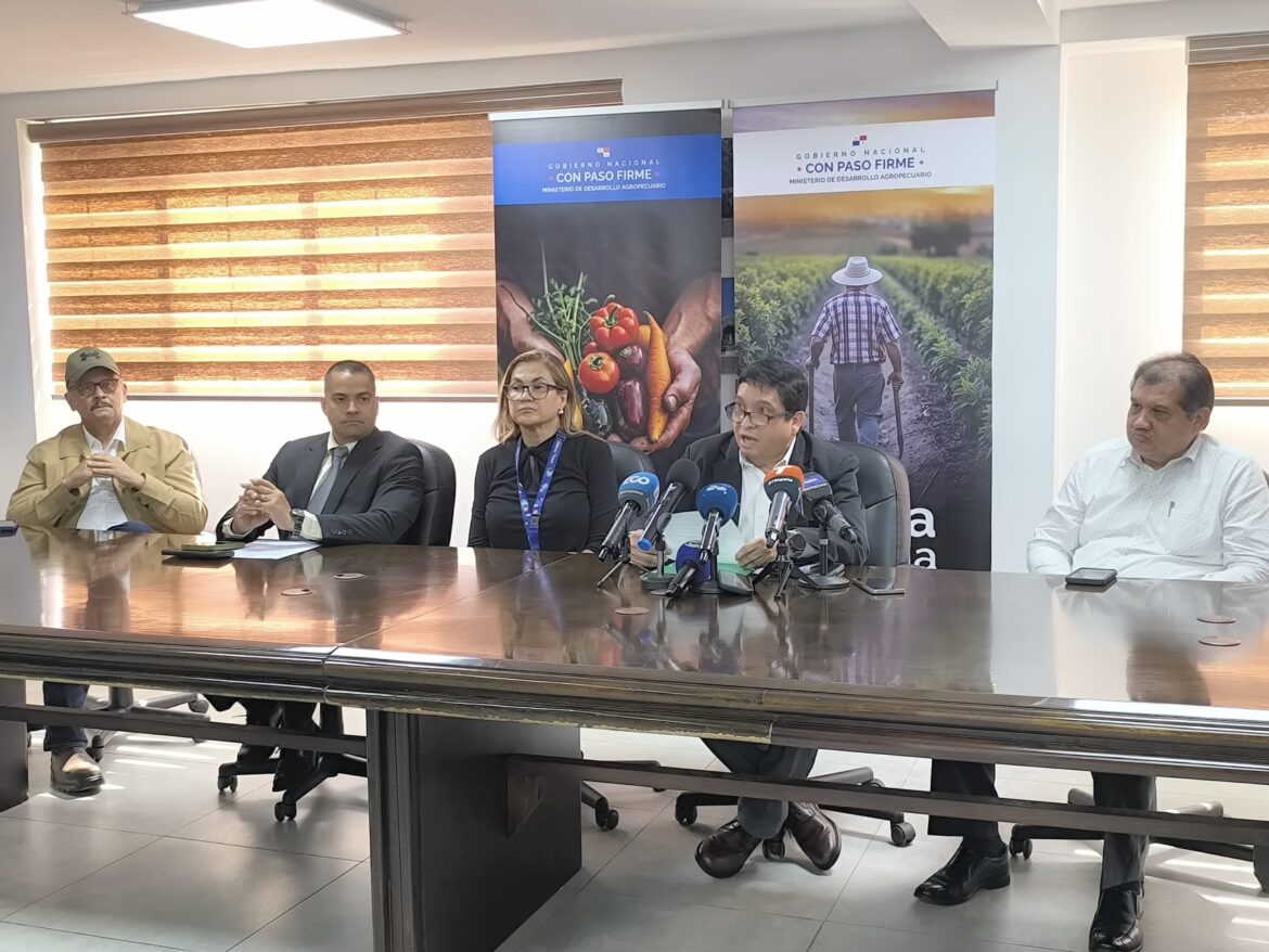 El director Nacional de Salud Animal del MIDA, Reinaldo Viveros, junto con representantes del sector avícola y la Directora  Nacional de Control de Alimentos y Vigilancia Veterinaria del Minsa, Anaís Vargas. MIDA