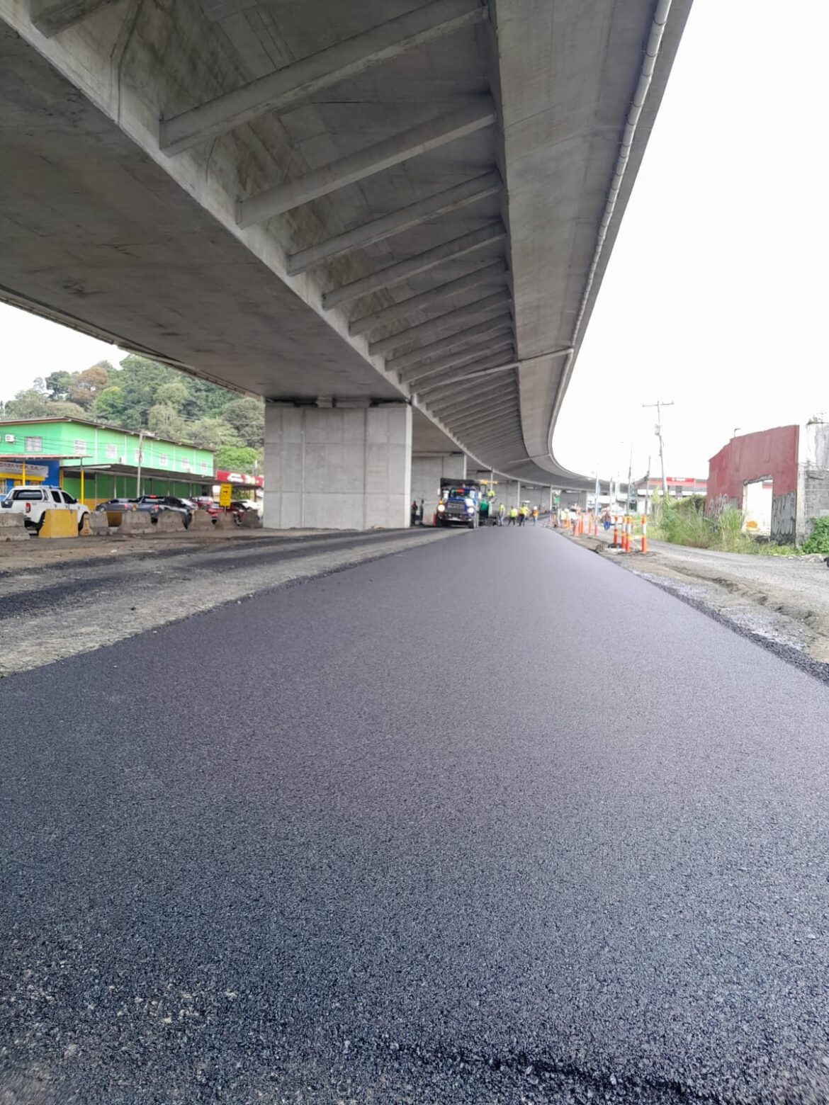 Rehabilitación de la vía debajo del viaducto de La Chorrera. Cortesía/MOP