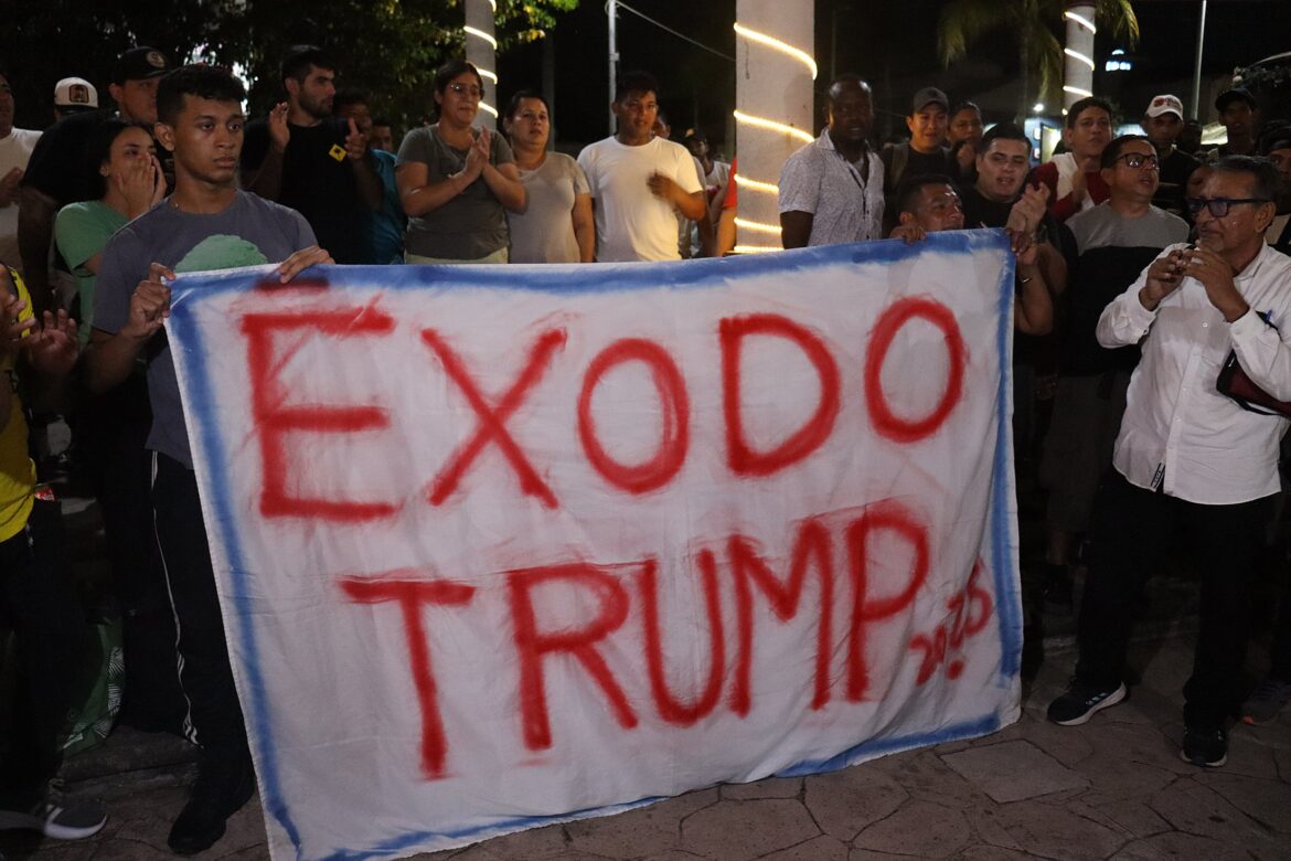 Migrantes sostienen una pancarta al iniciar una caravana. EFE