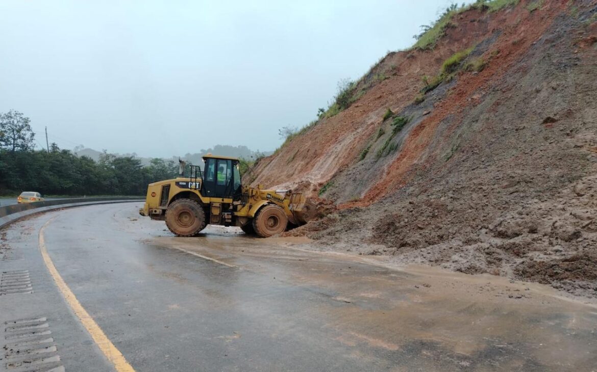Las lluvias intensas de 2024 provocaron un colapso vial en  la carretera Panamericana a la altura de Bella Vista, Tolé. Cortesía
