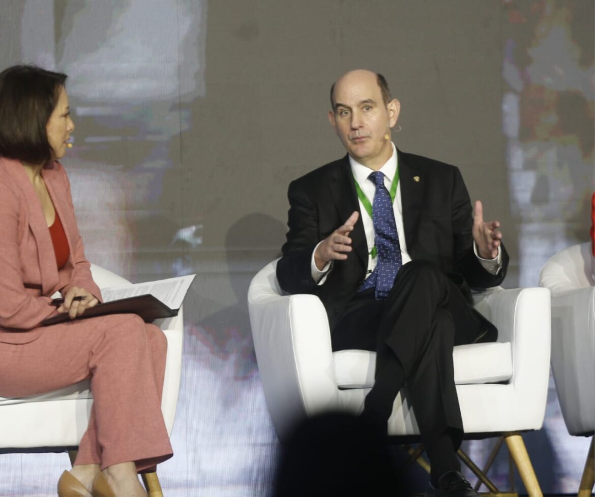 Ministro Chapman respalda el aumento escalonado de la cuota patronal, pero le pide a la Asamblea que ‘acelere el ritmo’