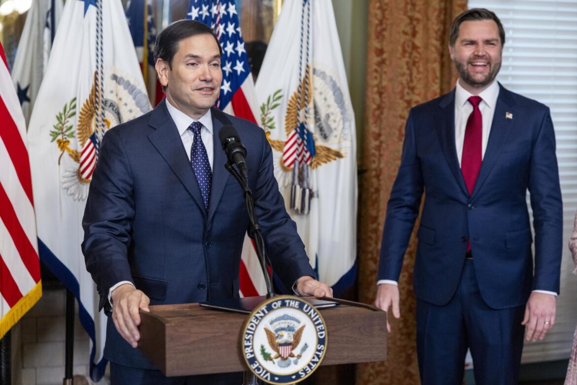 Marco Rubio (Izq.), secretario de Estado de Estados Unidos, visitará Panamá. EFE