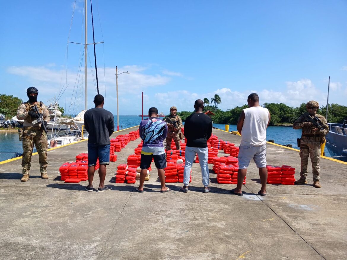 La droga y los cuatro detenidos fueron puestos a órdenes de la Fiscalía de Drogas de Colón y Guna Yala. Foto. Cortesía. Senan.