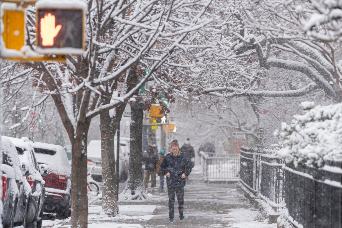 Tormenta invernal deja nevadas en el centro de Estados Unidos e interrumpe miles de vuelos