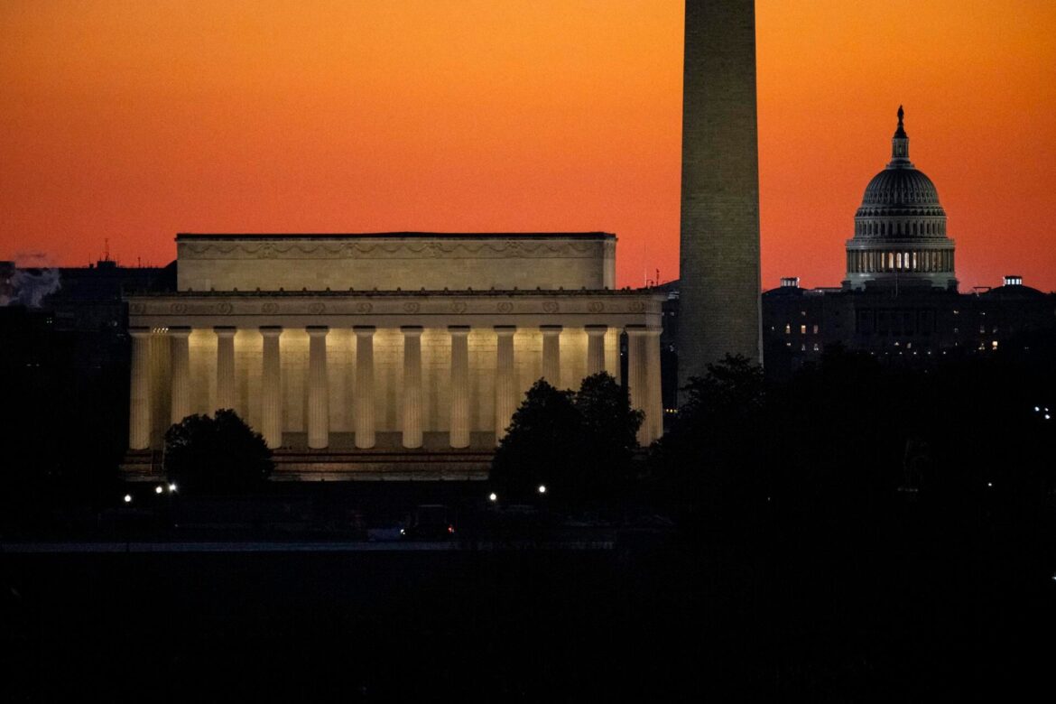 Vista del Capitolio de Estados Unidos tras el Monumento a Washington y el Monumento a Lincoln al amanecer del día de la investidura del presidente electo de Estados Unidos, Donald Trump, en Washington, DC, EE.UU., el 20 de enero de 2025. EFE/EPA/GRAEME SLOAN