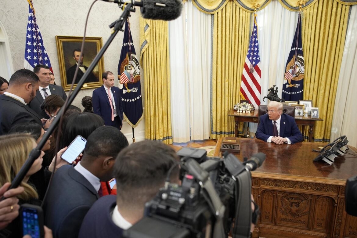 El presidente de EE. UU., Donald Trump (R), habla con miembros de los medios en la Sala Oval después de firmar órdenes ejecutivas en la Casa Blanca en Washington, DC, EE. UU., 23 de enero de 2025. EFE/YURI GRIPAS /