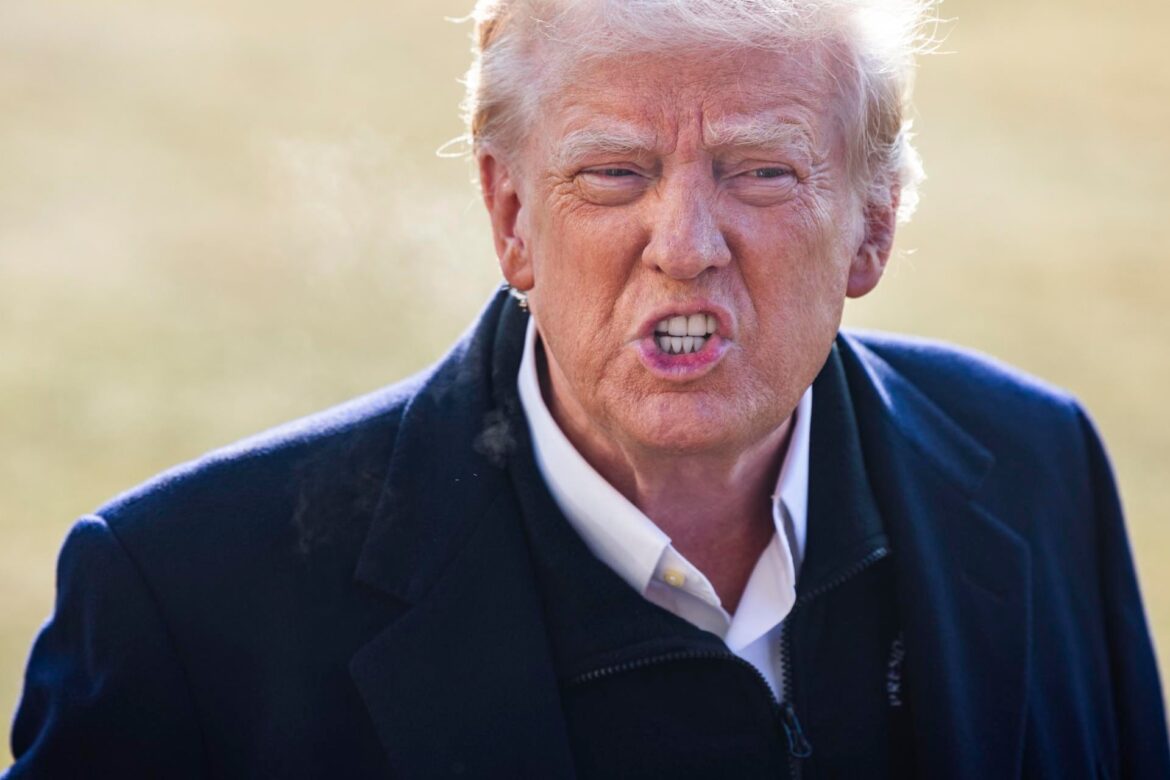 Un juez federal bloquea temporalmente la orden de Trump de congelar las ayudas federales