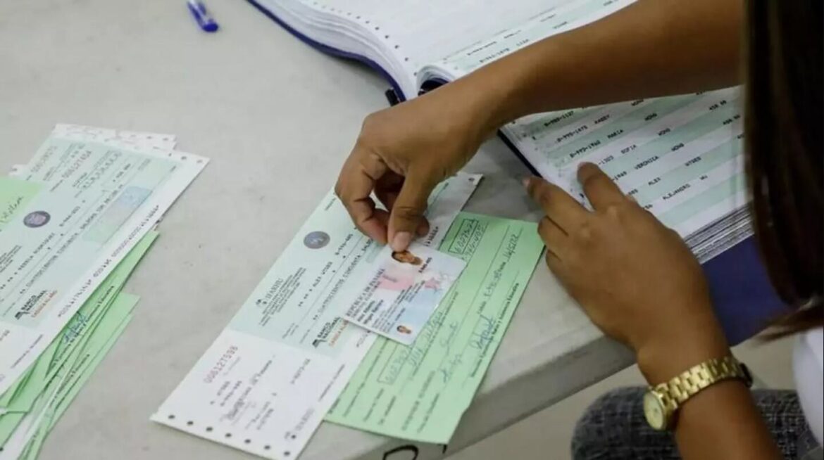 Más de 20 mil cheques no han sido retirados por los estudiantes  becarios, informó el Ifarhu.