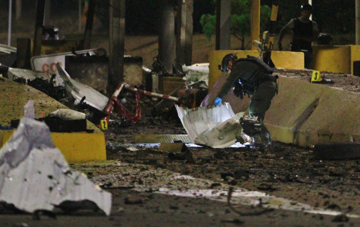 Un policía inspecciona el peaje de Villa del Rosario, destruido por explosivos este jueves en Cúcuta (Colombia). EFE