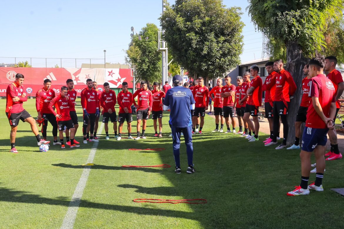 Jugadores chilenos durante la charla técnica. Tomada de @LaRoja