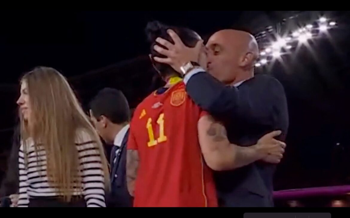 La imagen de la polémica por el beso de Luis Rubiales a Jenni Hermoso.