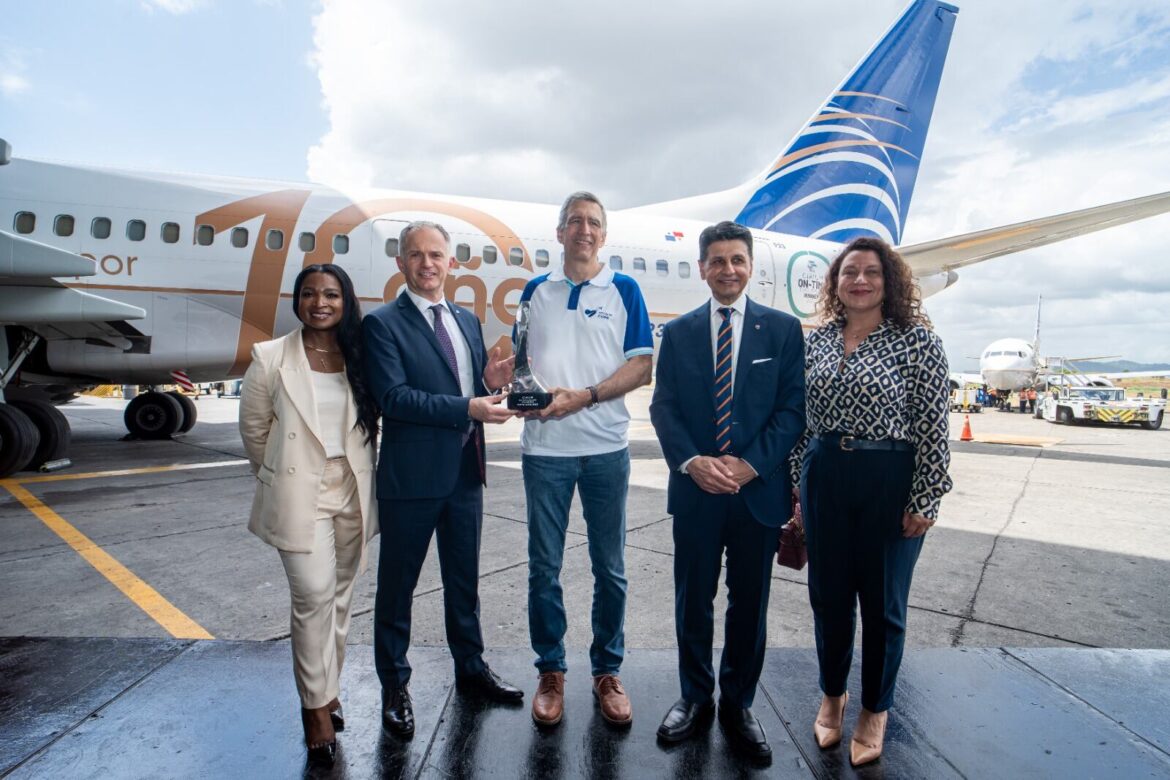 Pedro Heilbron, CEO de Copa Airlines recibió el galardón como aerolínea más puntual de la región, otorgado por Jeremy Bowen, director ejecutivo de Cirium, junto a otros ejecutivos de esa empresa de análisis y consultoría aérea.