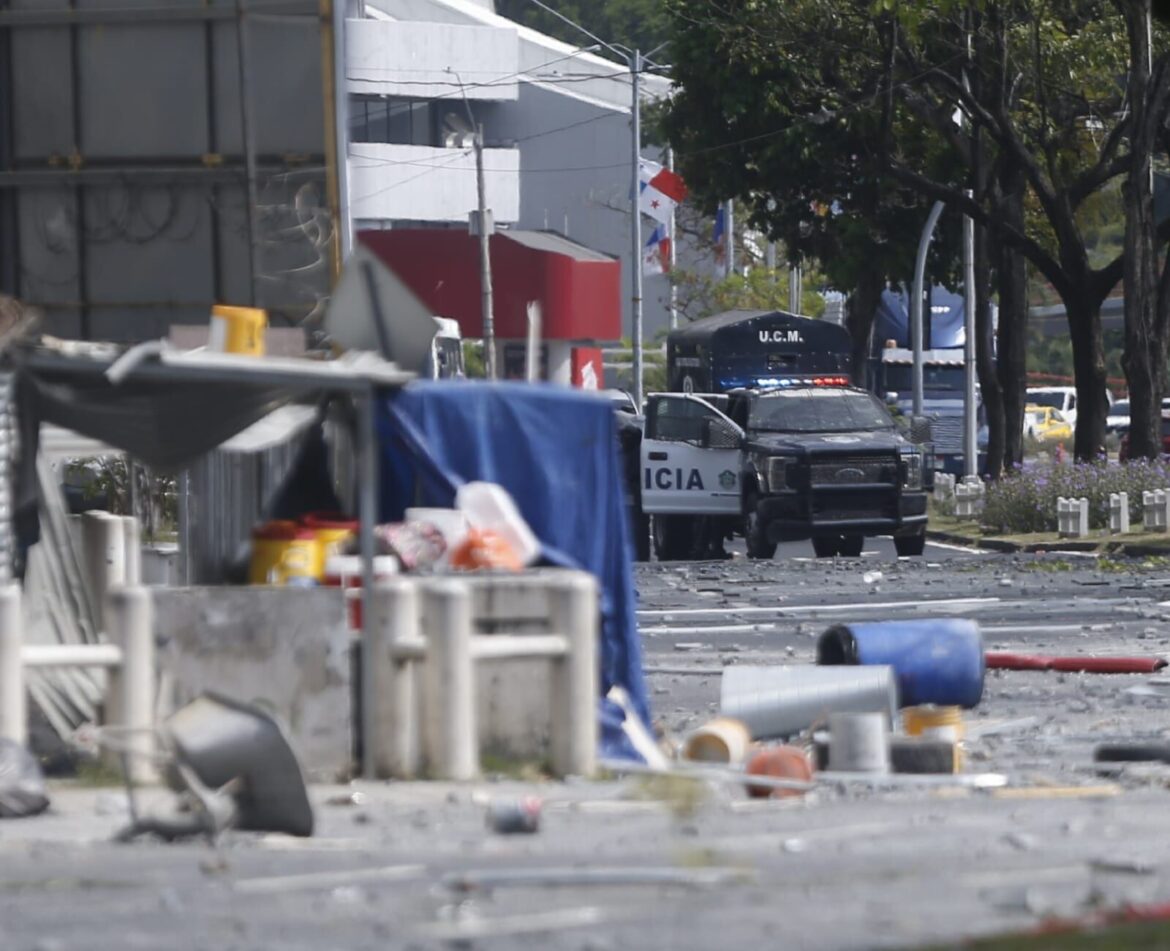 Disturbios en la avenida Balboa: obreros y antimotines se enfrentan