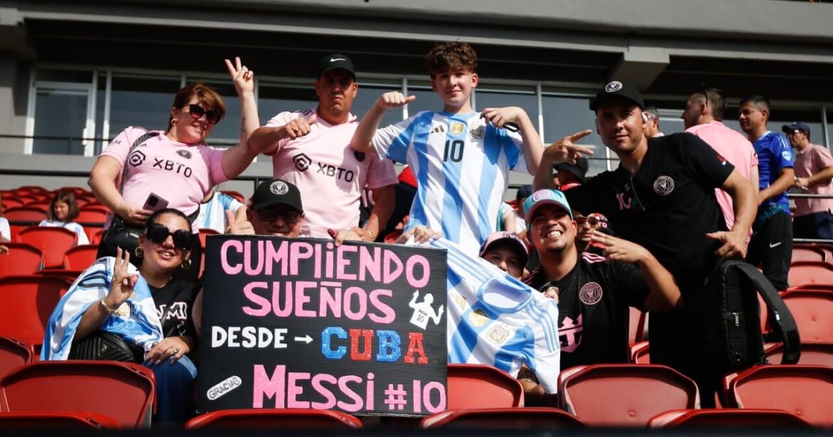 Fanáticos de Messi en el Rómmel Fernández. LP/Isaac Ortega