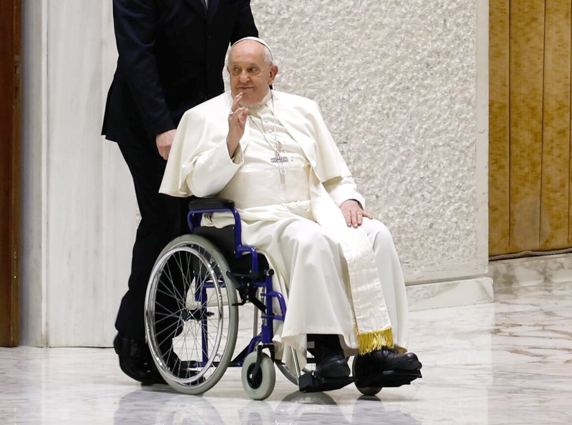 El Papa sigue estable y sin fiebre mientras continúa recibiendo el nuevo tratamiento