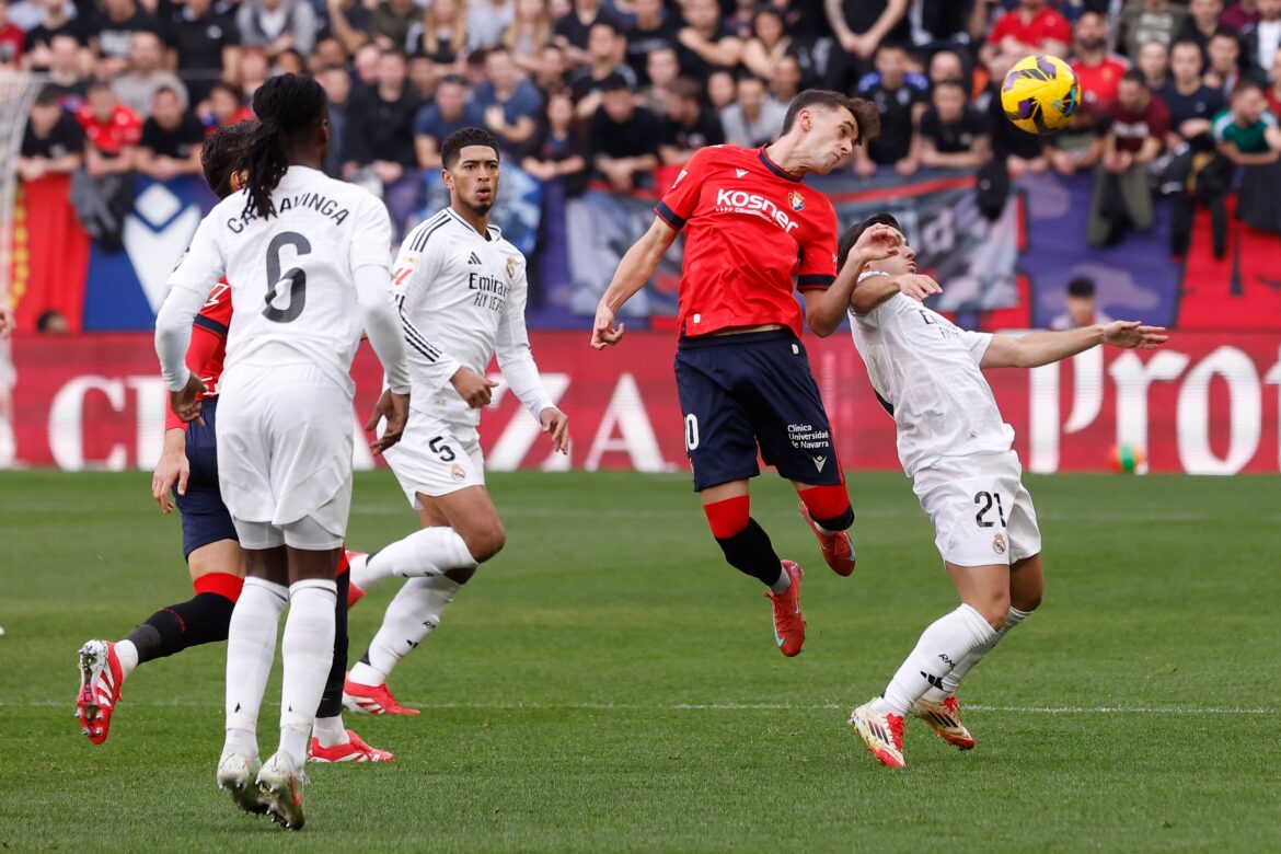 El centrocampista del Osasuna Aimar Oroz (c) y el centrocampista del Real Madrid Brahim Díaz, durante el partido de la jornada 24 de la LaLiga EA Sports contra el Real Madrid, disputado en el estadio el Sadar de Pamplona. EFE