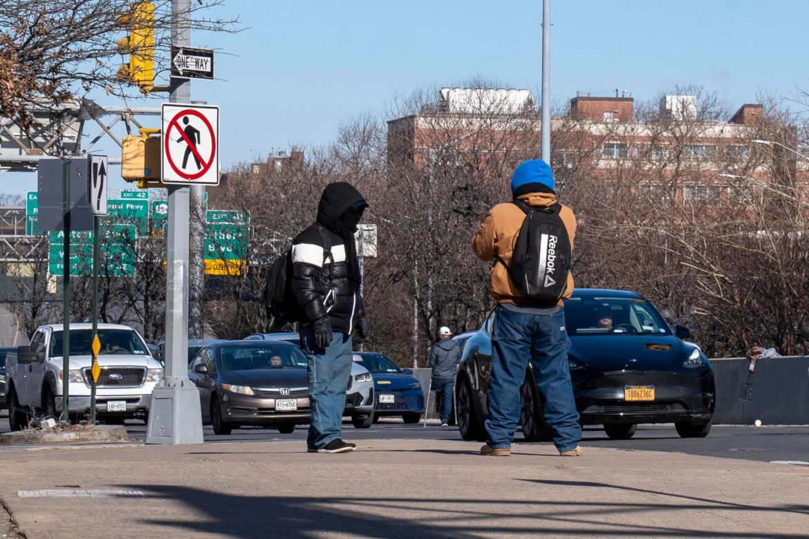 Las vidas de cientos de inmigrantes que venden comida en puestos callejeros de Nueva York, la de los jornaleros que son contratados día a día, la de los repartidores de restaurantes y la de aquellas que se ocupan del servicio doméstico han dado todas un vuelco ante el temor desatado por las redadas puestas en marcha por la administración del presidente Donald Trump. EFE
