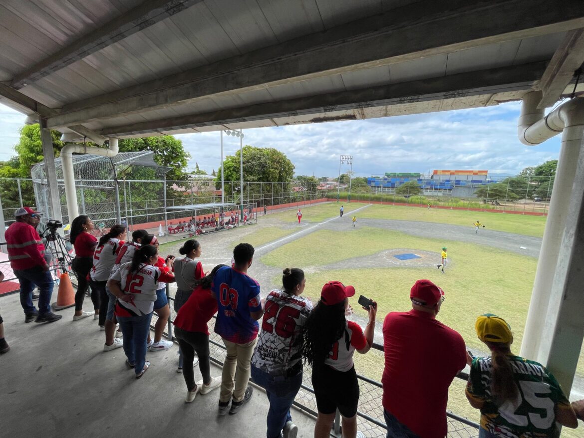 Las Pequeñas Ligas de Aguadulce tuvieron su apoyo en las gradas en el partido entre Panamá Oeste y Coclé, disputado este lunes 24 de febrero en el complejo deportivo Roberto Kelly de Don Bosco. LP/Guillermo Pineda