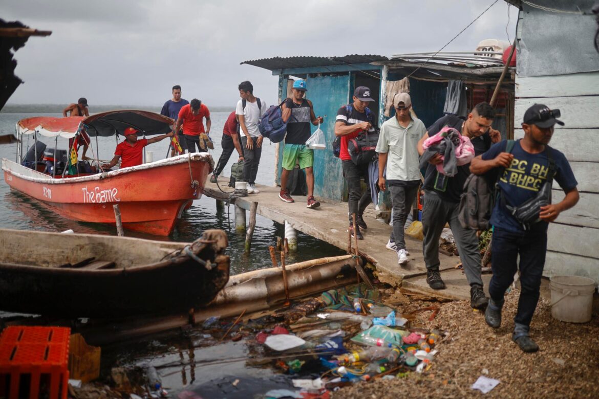 Migrantes venezolanos y colombianos llegan a la isla Gardi Sugdub este domingo, en la comarca Guna Yala. EFE/ Bienvenido Velasco