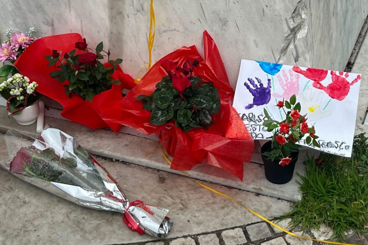 Cartas, globos y flores se acumulan en las puertas del hospital Gemelli en Roma. EFE/ Claudia Sacristán