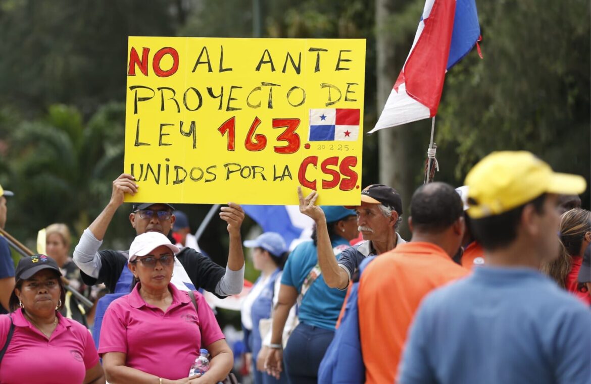 Grupos sindicales marchan en rechazo a las reformas de la CSS