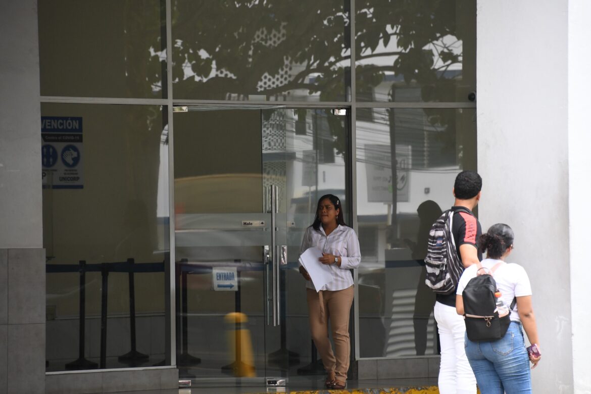 Ifarhu pide a los estudiantes y becarios cobrar sus cheques antes del 31 de marzo
