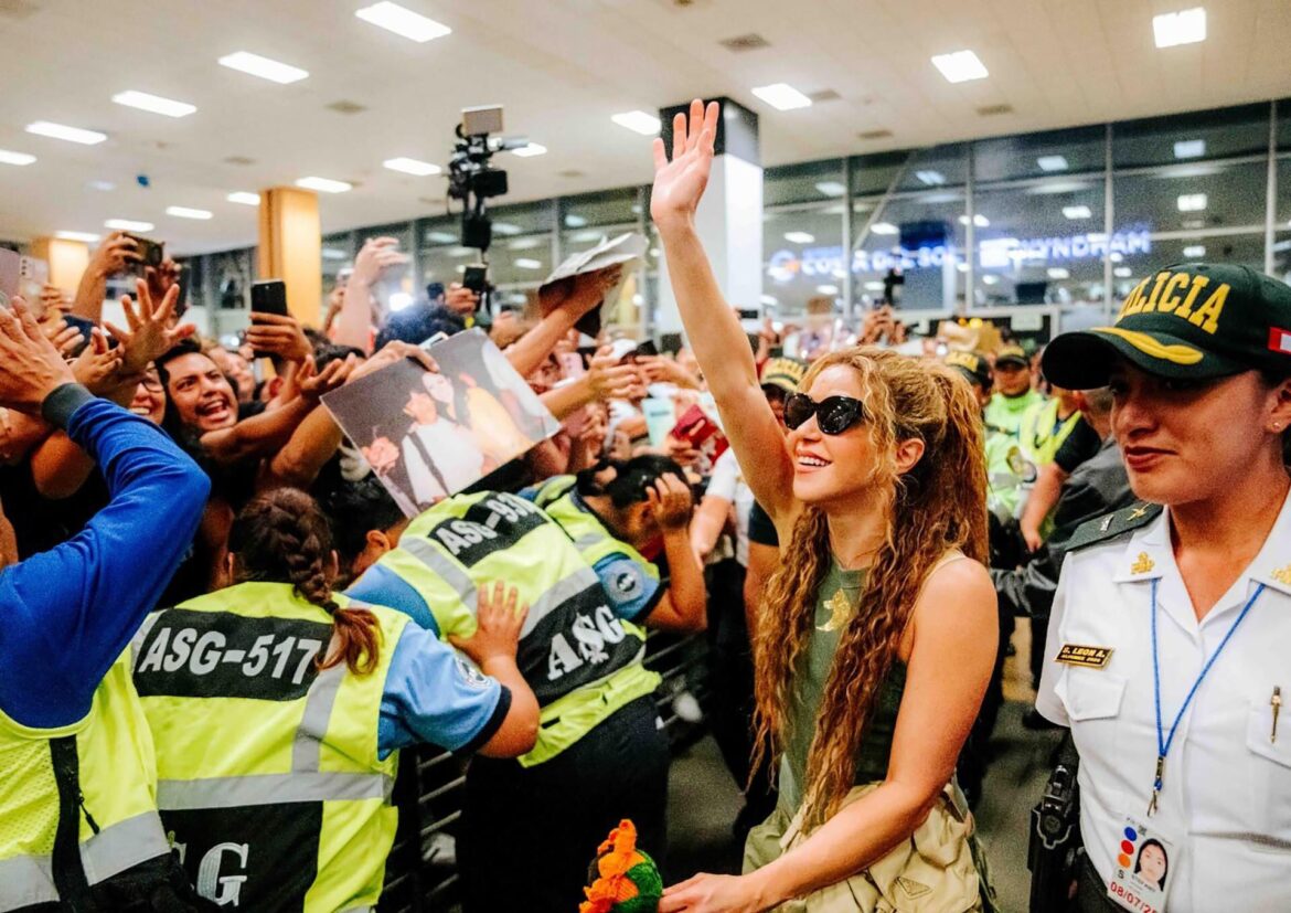 Fotografía cedida por Raúl Umeres que muestra a Shakira saludando seguidores a su llegada este sábado al aeropuerto Jorge Chávez de Lima (Perú). EFE