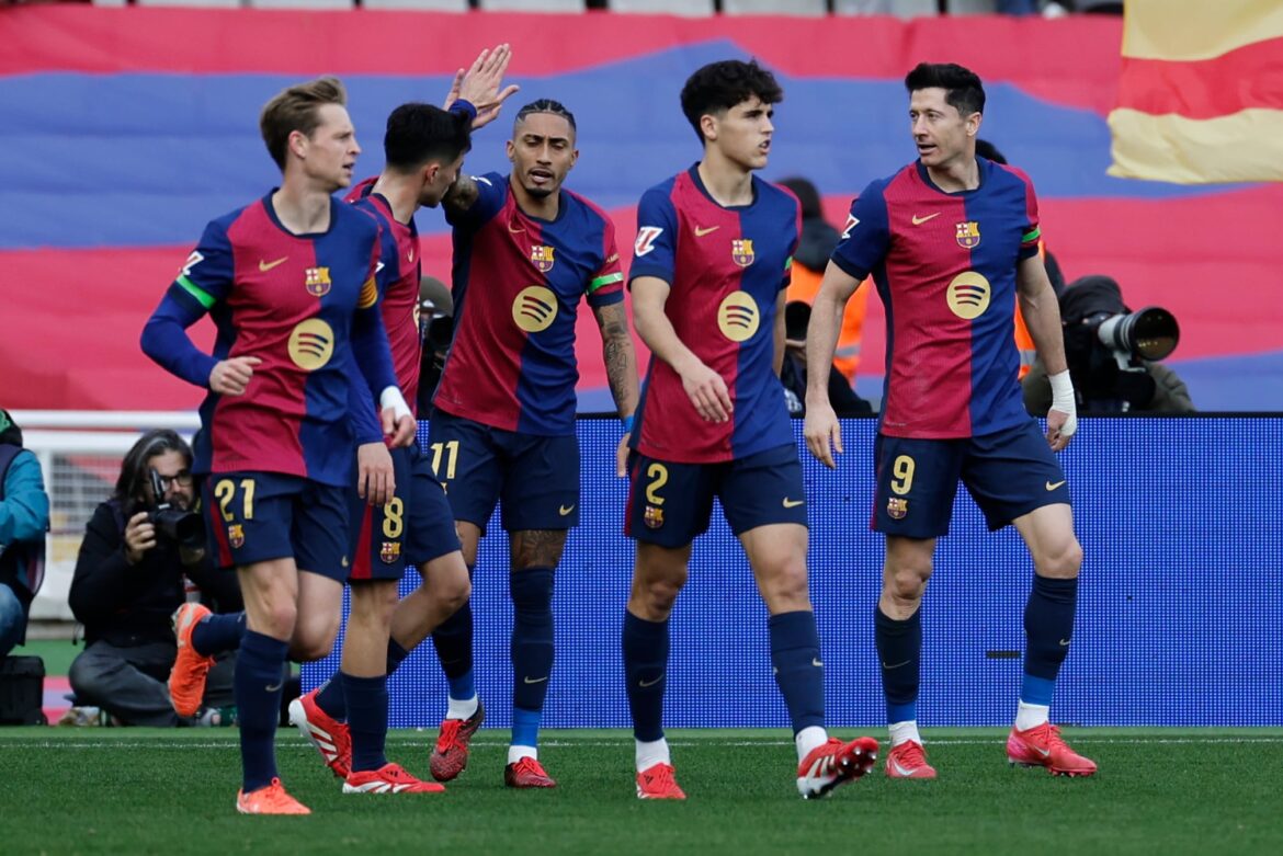 El delantero polaco del FC Barcelona Robert Lewandowski (d) celebra tras anotar un gol, durante el partido de LaLiga entre el FC Barcelona y el Alavés este domingo en el Estadio Olímpico de Montjuic en Barcelona. EFE