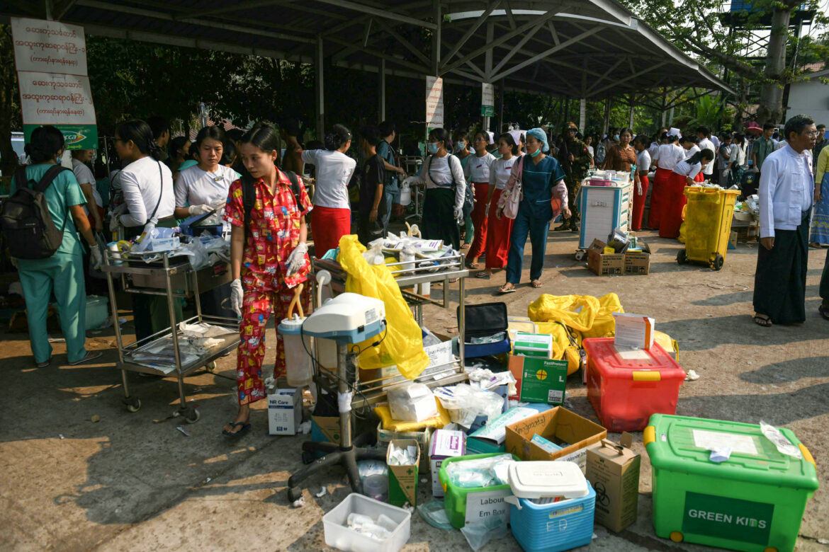 TOPSHOT-MYANMAR-THAILAND-QUAKE