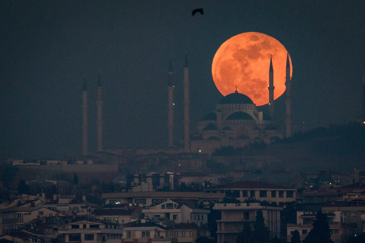 Rare Super Blood Moon Is Visible In Istanbul