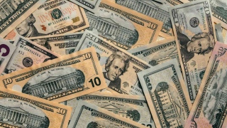 Dollar Rebounds Slightly After Seven-Month Low Against Yen Amid Trade Talk Relief