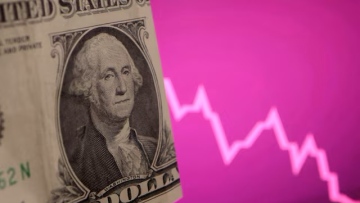 Dollar Sinks Near Three-Year Low as Trump Intensifies Attacks on Fed Chief Powell