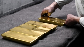 Gold Hits New Record Above $3,350 as Safe-Haven Demand Surges Amid Escalating Trade Tensions
