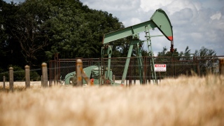 Oil Prices Rise Nearly 1% as U.S. Sanctions Iran, Trump Softens Fed and China Rhetoric
