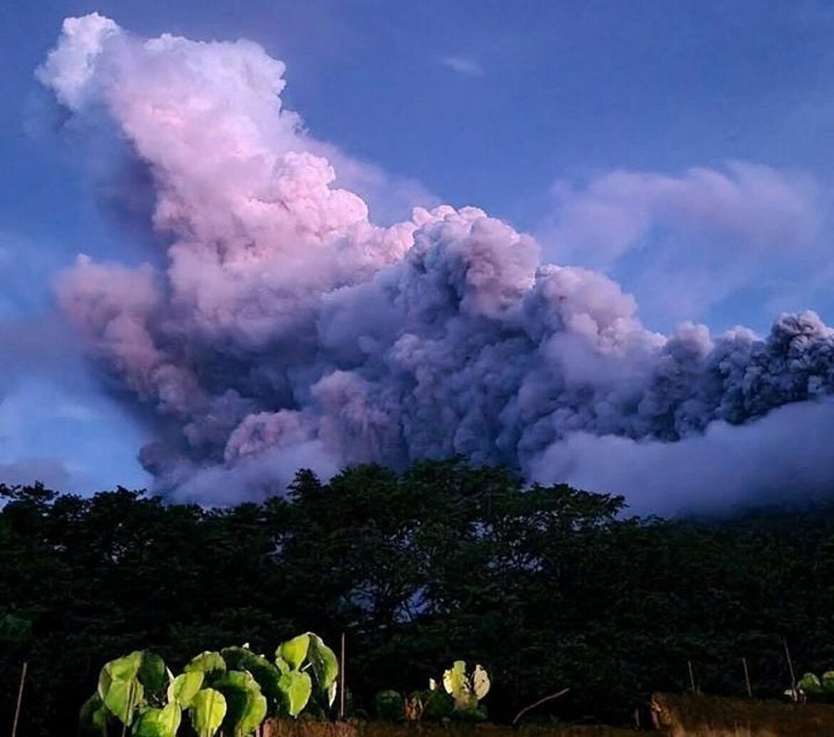 Philippines: Ash blankets several towns as volcano erupts, pilots warned to avoid summit