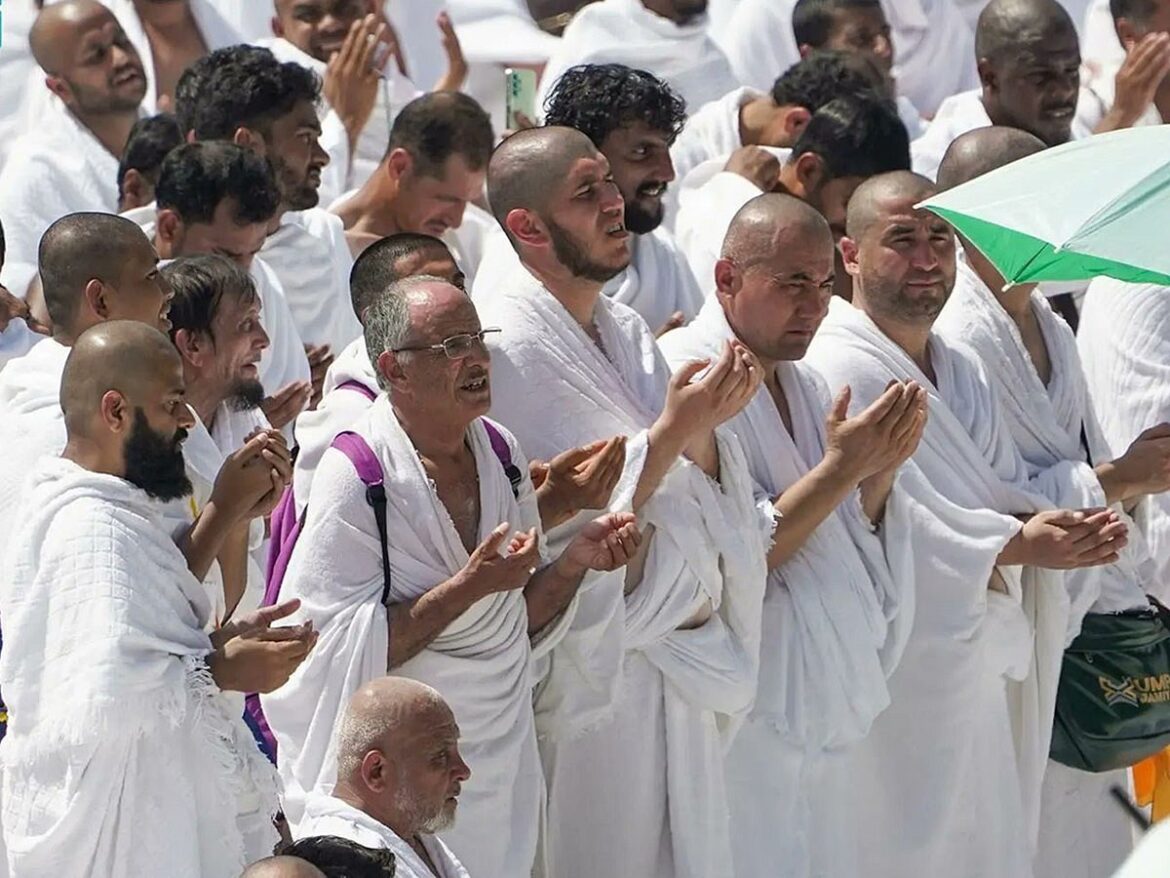 Thousands gather in Mecca for Ramadan prayers