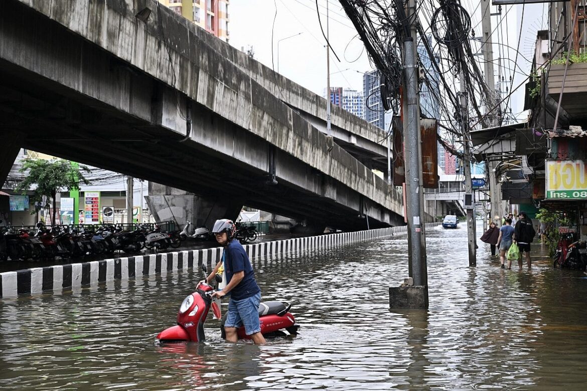 Bangkok floods leave homes underwater and thousands displaced