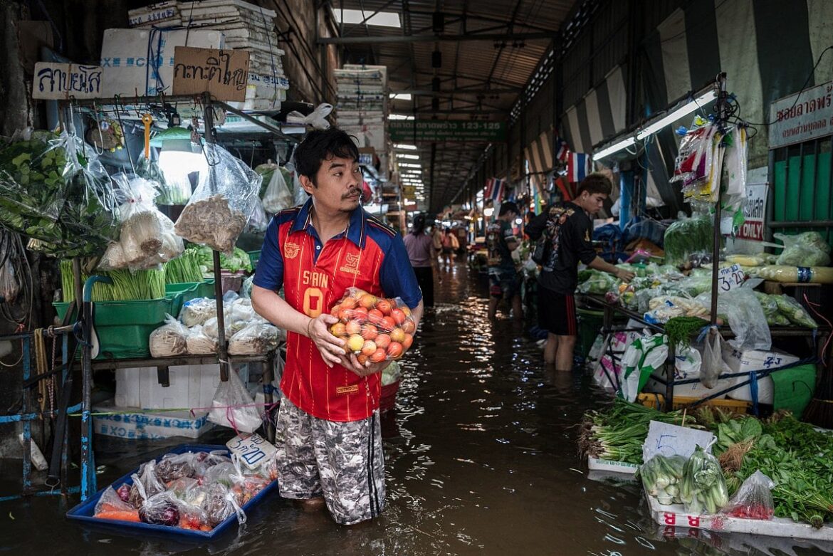 Bangkok floods send thousands into shelters after days of rain