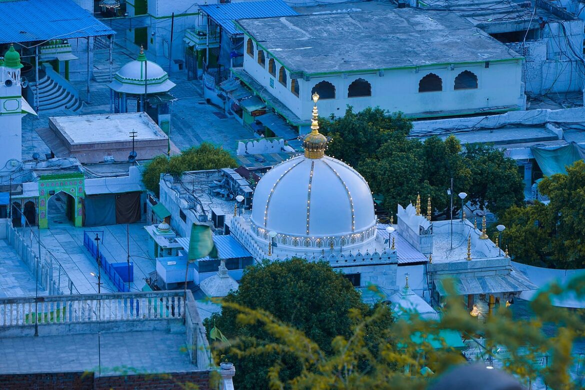 Shah Rukh’s old Ajmer Sharif story resurfaces: Rs 5,000 loss, Rs 500 crore prediction